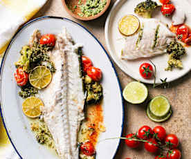 Lubina al horno con pesto de cilantro y pipas de calabaza