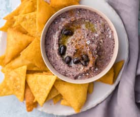 Hummus di fagioli neri con chips di mais