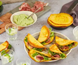 Blinis au potimarron et chèvre, guacamole et jambon de Parme