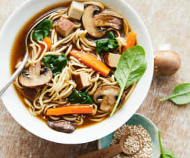 Zuppa di noodles con tofu affumicato, spinaci e champignon