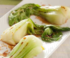 Pak choi al vapor con aliño de soja y sésamo