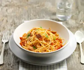 Esparguete com atum e molho arrabiata