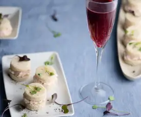 Cóctel de arándanos con canapés de gambas