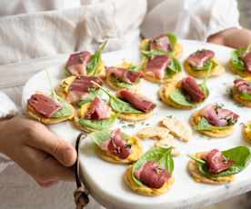 Crackers aux herbes, beurre de butternut et magret de canard