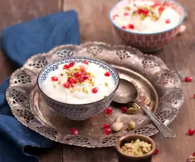 Pudding ryżowy z wodą różaną, pistacjami i granatem