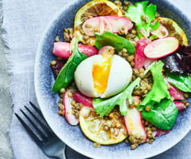 Salade de lentilles aux radis grillés et œuf mollet