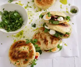 Pita com salada de ovos de codorniz e bacon e húmus de abacate