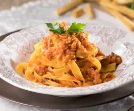 Tagliatelle al ragù di seitan e verdure