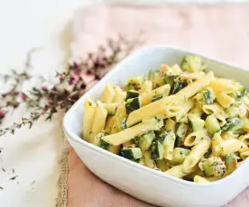 Penne com curgete e molho de coentros