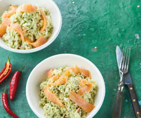 Salada de arroz e salmão fumado com molho de abacate