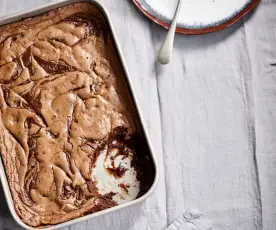 Bolo de tabuleiro com leite condensado e chocolate