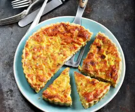 Quiche aux oignons, poulet fumé et curry