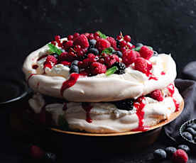 Pavlova s malinovým coulis a lesním ovocem
