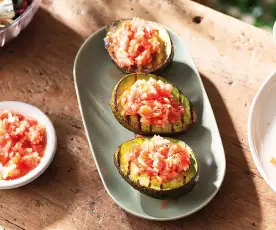 Aguacates a la plancha con tomate picante