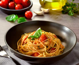 Spaghettini cu usturoi, ulei și roșii cherry