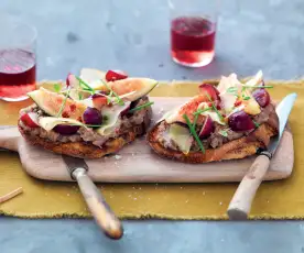 Tartine de caviar d'aubergine aux figues et comté