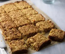 Quadrotti dolci di frutta, verdura e avena