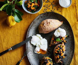 Batata-doce recheada com legumes e ovos escalfados