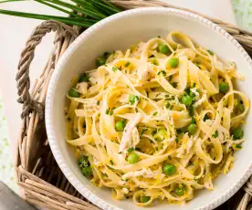 Fettuccine com frango e ervilhas