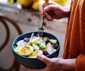 Salada de beterraba, batata e ovo mole