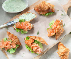 Croissants de salmón, crema de queso y lechuga