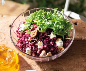 Ensalada de lombarda con higos secos y gorgonzola