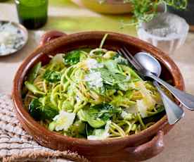 Spaghetti mit Erbsensauce, Spinat und Spargel
