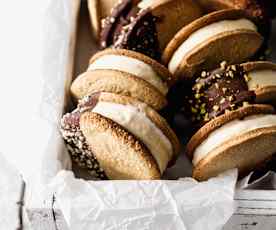 Sándwiches de galletas con helado de vainilla