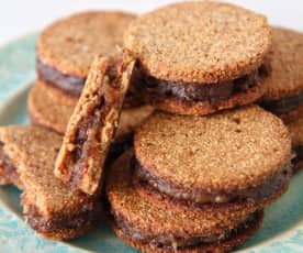 Alfajorcitos de cajú y coco rallado, rellenos de dátiles