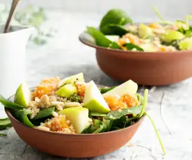 Salada de batata-doce com maçã, espinafres e quinoa