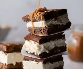 Sanduíches de gelado com brownie de manteiga de amendoim