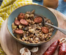 Judías carillas con chorizo y setas (Cocción lenta)