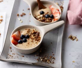 Porridge di semolino con noci e frutta fresca