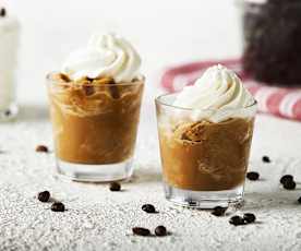 Sorbetto al caffè con panna montata