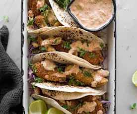 Tacos de pescado crocante con salsa escarola