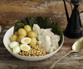 Bacalao con patatas, huevos, berzas y garbanzos