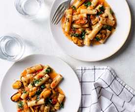 One-pot Tomato and Garlic Pasta with Mussels