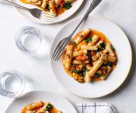 Pasta risottata al pomodoro, aglio e cozze