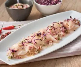 Carpaccio de pez espada marinado con ensalada de rabanitos y pepino