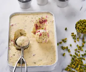 Gelado de chocolate branco com framboesa e pistácio