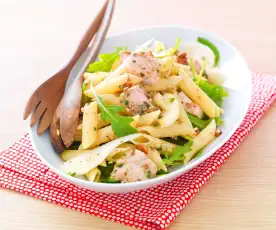 Salade de pâtes au poulet, poire et roquette