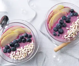 Smoothie bowl de lombarda, arándanos y yogur