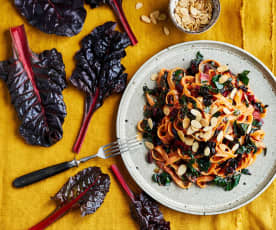 Tagliatelle com molho de pimento assado e acelgas