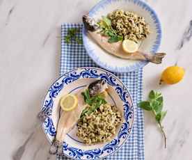Truta ao vapor e arroz selvagem com ervas aromáticas