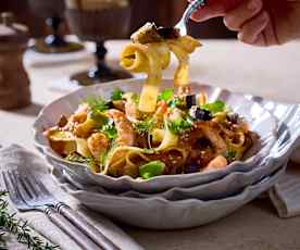 Pappardelle mit Auberginen-Tomatensauce und Garnelen