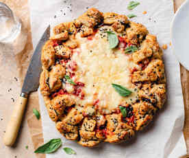 Herzhafter Galettekranz mit Oliven, Speck und Cheddarkäse (glutenfrei)