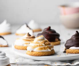 Pasteles de merengue y chocolate con corazón de caramelo