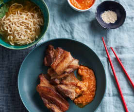 Fleică de porc gătită lent, cu noodles și sos de chilli și susan