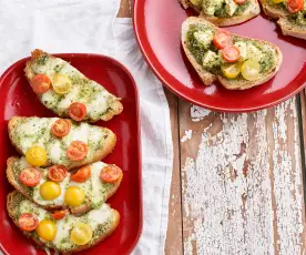 Bruschetta com pesto e tomate