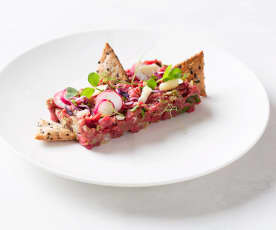 Steak tartar con crackers de sésamo